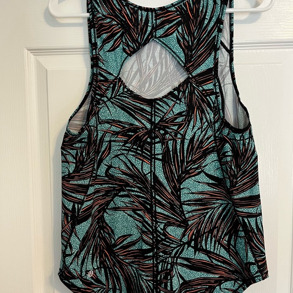 Lululemon, patterned tank size 6 - Picture 5 of 6